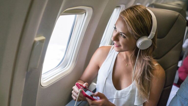 mulher com fone bluetooth no avião