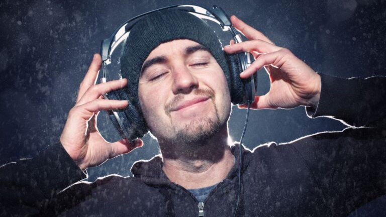 homem com toca e fone de ouvido bluetooth