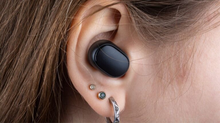 fone de ouvido no ouvido