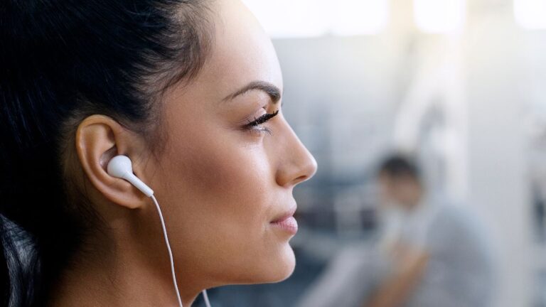 mulher com fone de ouvido na orelha