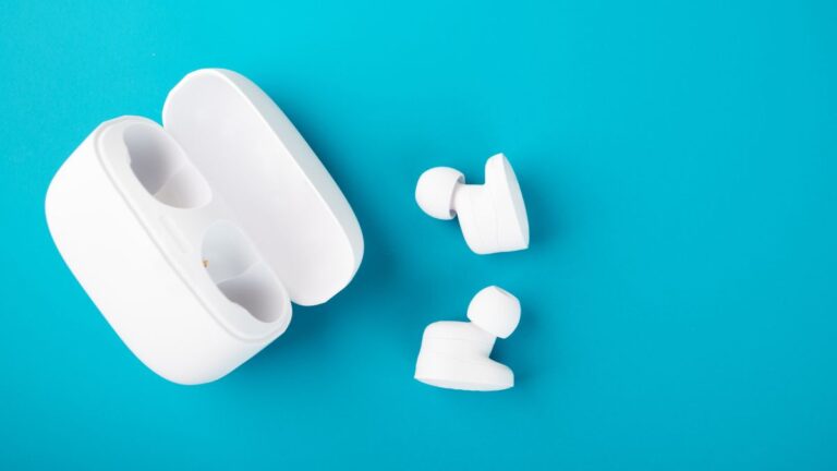 Fones de ouvido brancos