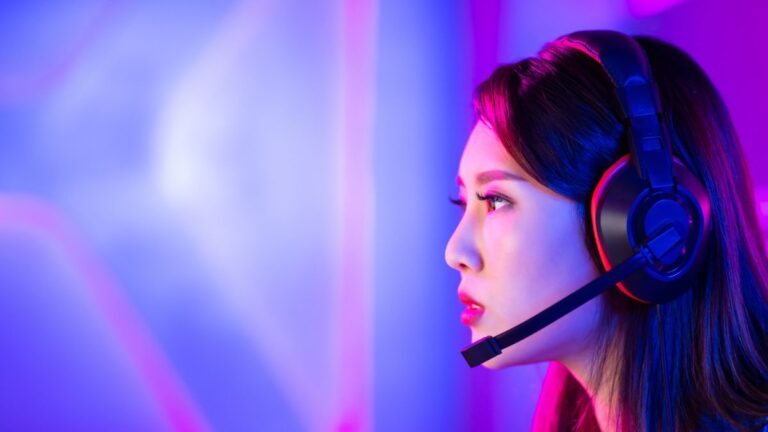 mulher com fone de ouvido gamer