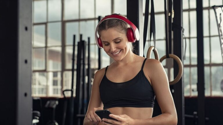 mulher ouvindo musica na academia com fone bluetooth