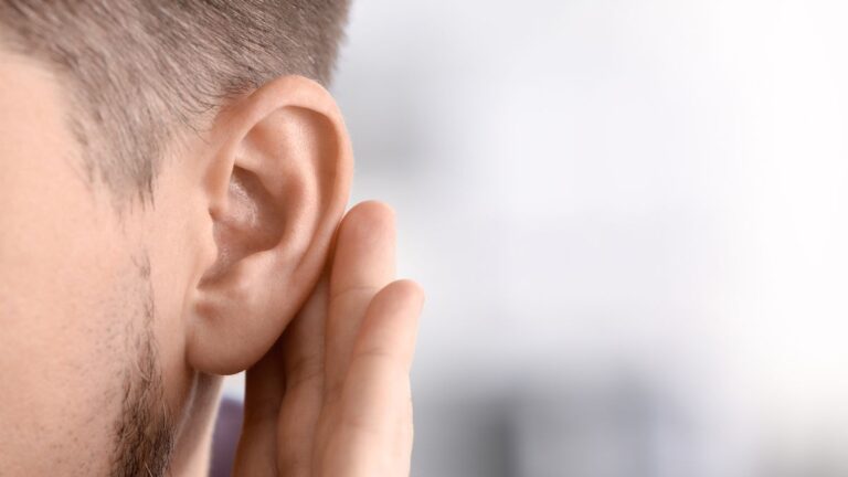 fone de ouvido caindo da orelha