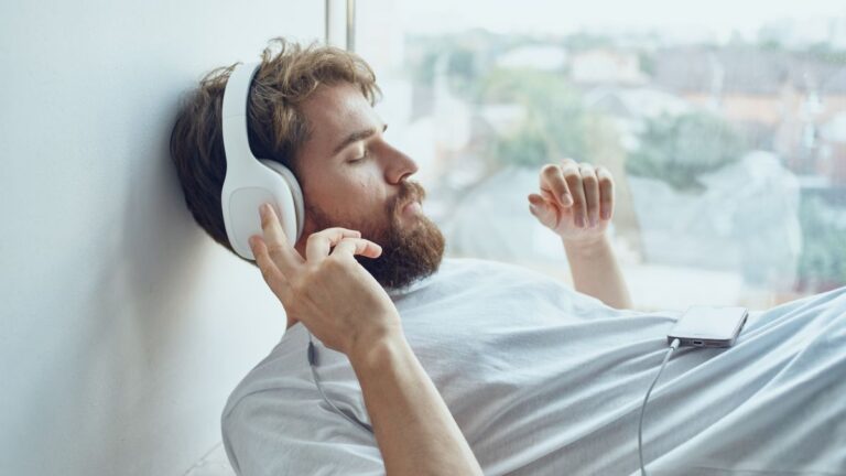 homem deitado com um fone de ouvido com grave potente na cabeça
