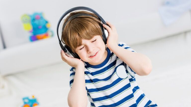 criança com fone de ouvido infantil