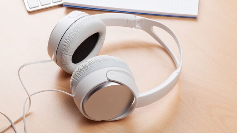 headphone branco na mesa
