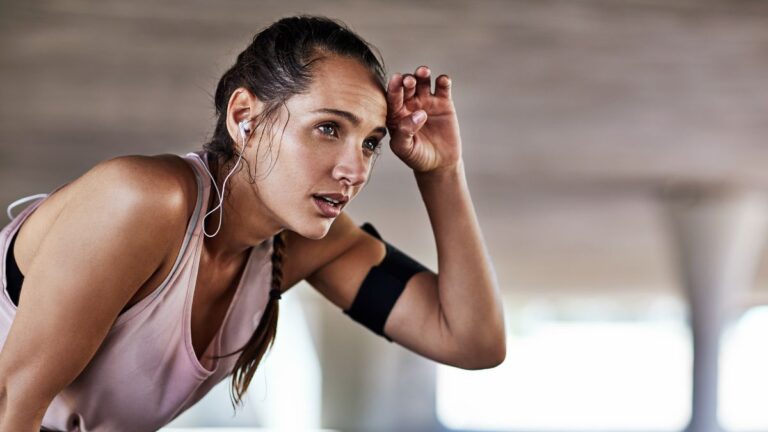mulher suando com um fone de ouvido ipx8