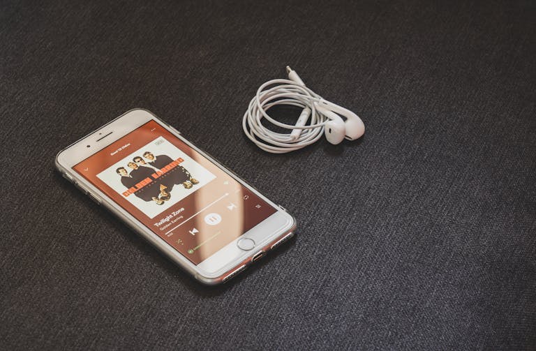 iphone com fone de ouvido com fio ao lado