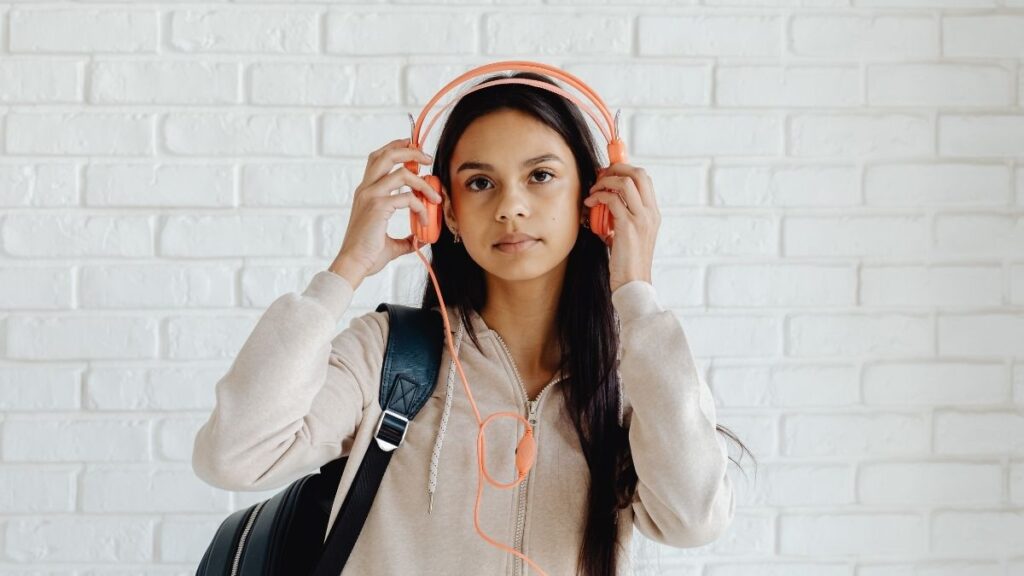 mulher com fone de ouvido over ear