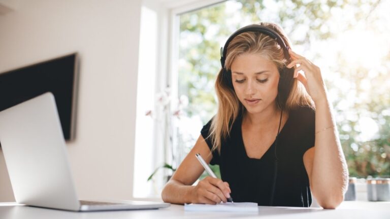 mulher com fone de ouvido que isola o som externo