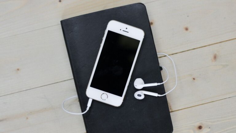 fone de ouvido conectado no celular