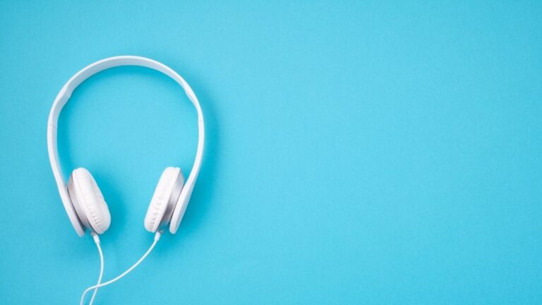 fone de ouvido branco num fundo azul bebe