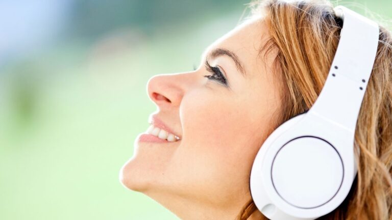 mulher com fone de ouvido branco