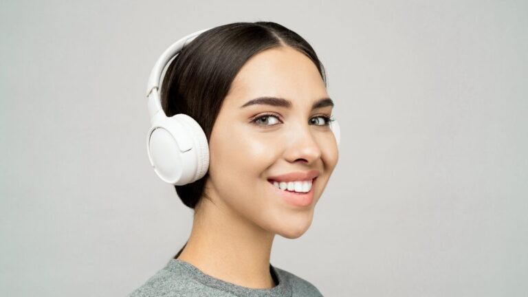 mulher com fone de ouvido bom e barato