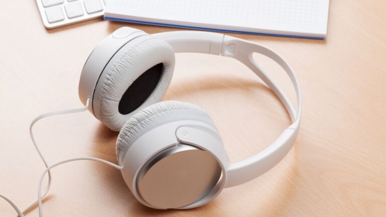 fone de ouvido com fio branco