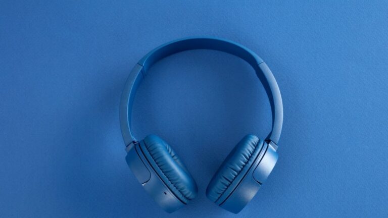 fone de ouvido azul para natação