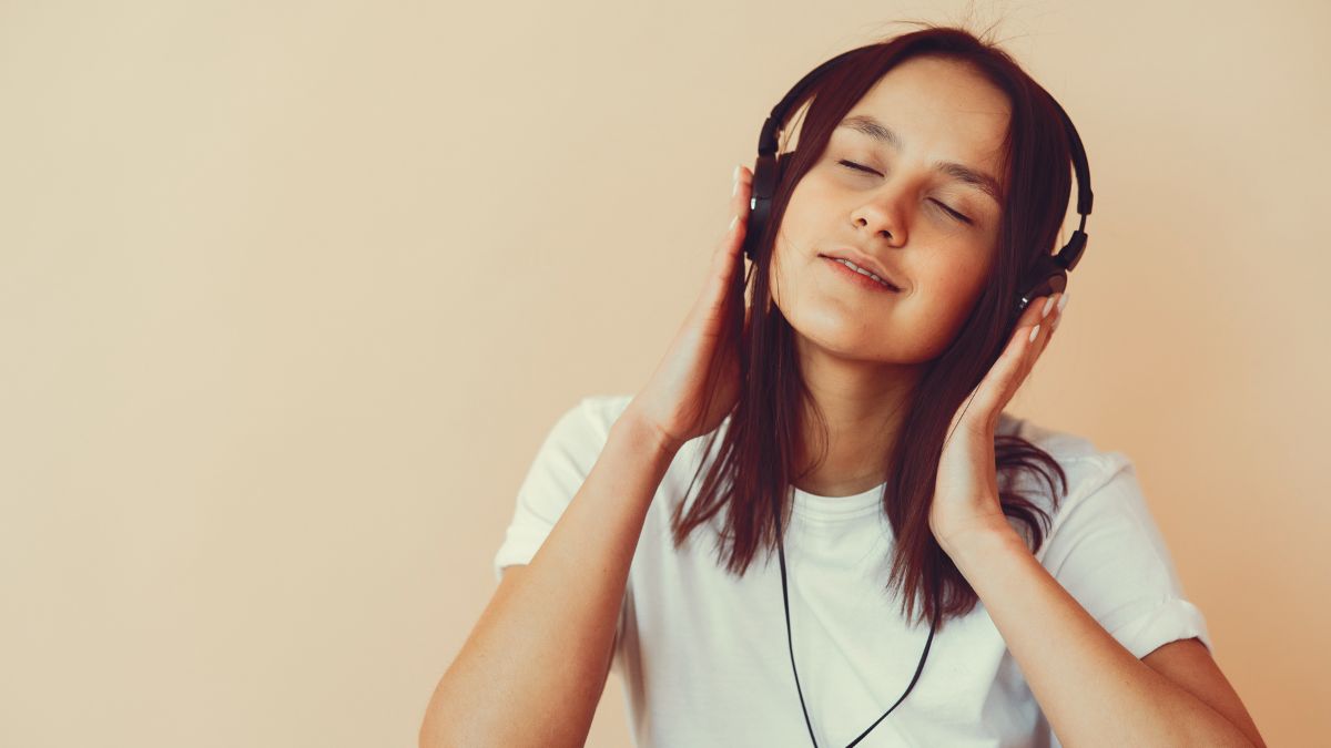 mulher com headphone ouvindo música