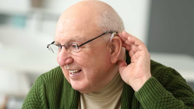 deficiente auditivo idoso
