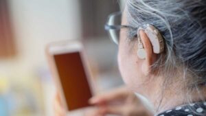 idosa com deficiência auditiva